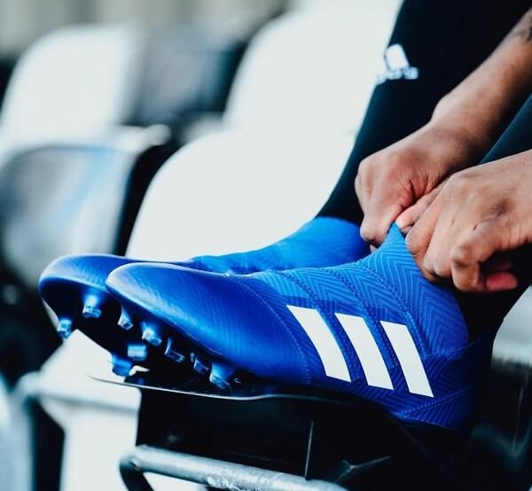 Giày đá banh phủi có dây hay không dây