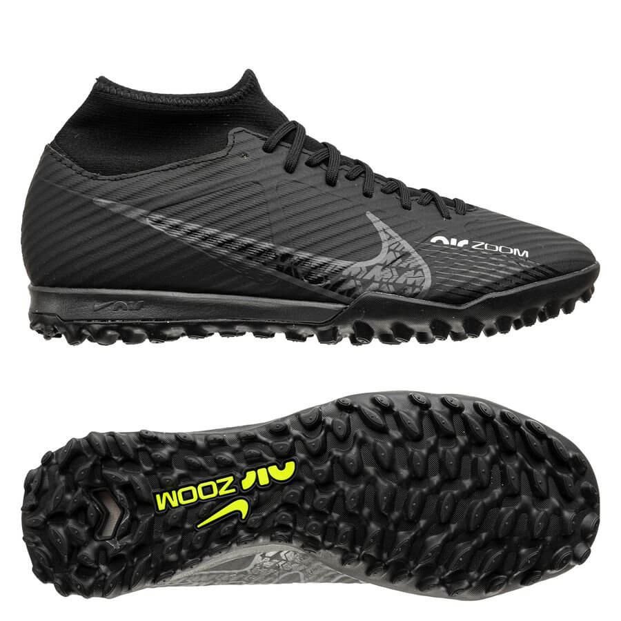 giày đá banh Superfly 9 Shadow màu đen bí ẩn trên sân cỏ