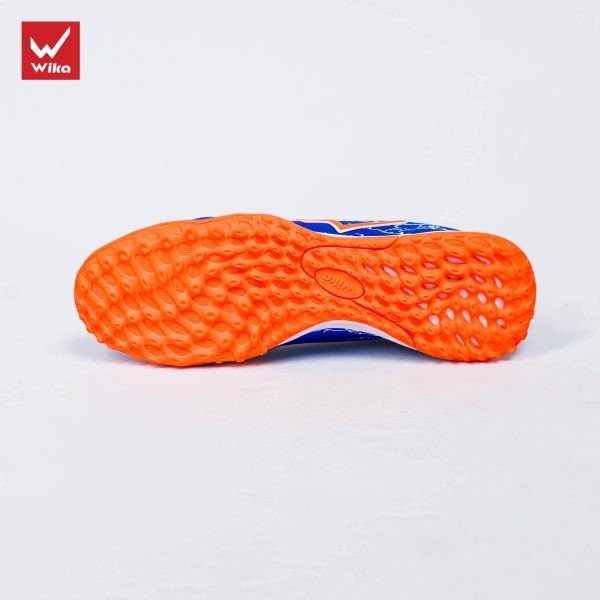 Giày đá bóng 2 màu xanh cam nổi bật, thiết kế năng động trên sân cỏ nhân tạo.