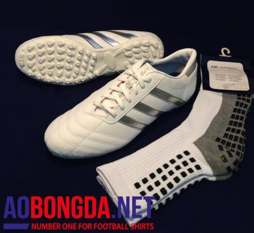 giày đá bóng 3 sọc CT3 màu trắng sọc bạc với thiết kế ôm chân, hỗ trợ kiểm soát bóng