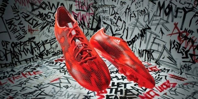 Giày đá bóng Adidas F50 Adizero thế hệ thứ tư với họa tiết vảy rồng