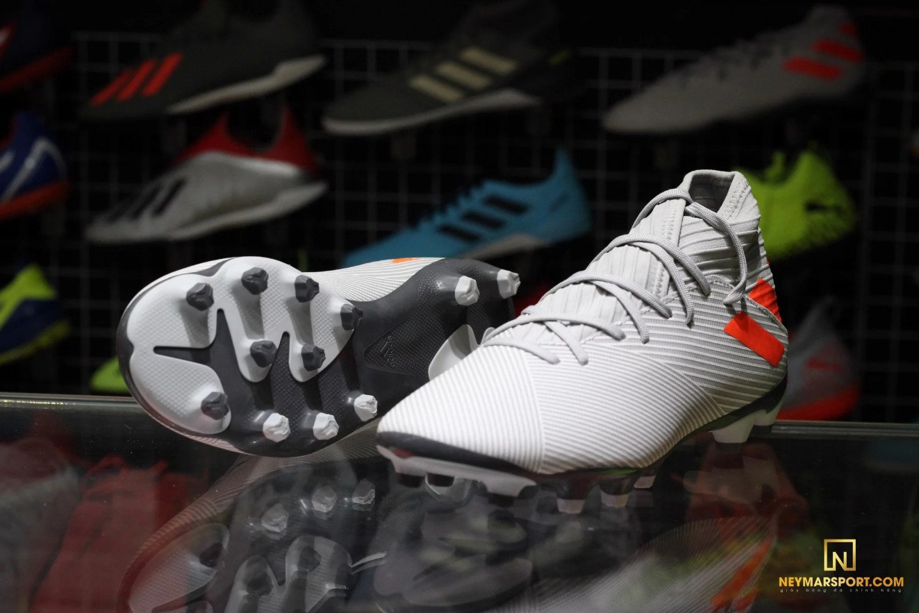 Giày đá bóng Adidas Nemeziz 19.3 đế MG, ví dụ về dòng sản phẩm đa năng từ các thương hiệu lớn