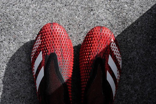 Giày đá bóng Adidas Predator Edge, thiết kế kiểm soát bóng tối ưu