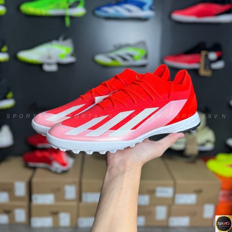 Giày đá bóng Adidas X Crazyfast Elite TF màu đỏ cam trên sân cỏ nhân tạo