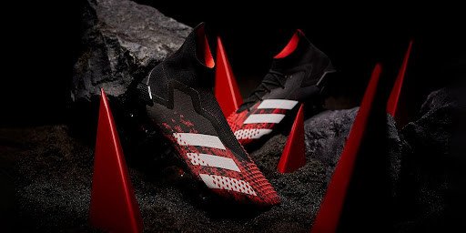 Giày đá bóng Adidas X, tượng trưng cho tốc độ và sự nhanh nhẹn