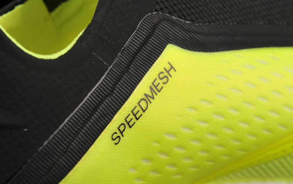 Giày đá bóng adidas X với upper Speedmesh siêu mỏng và nhẹ, được thiết kế để tăng cường tốc độ và khả năng bứt phá.