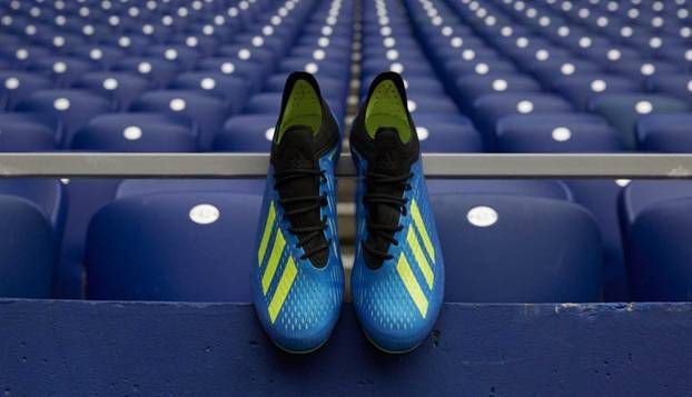 Giày đá bóng Adidas X18.1 với thiết kế có dây và công nghệ tiên tiến