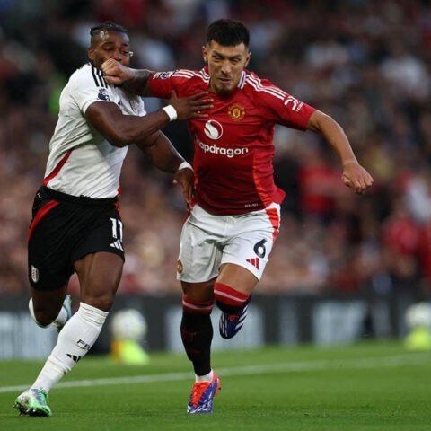 Giày đá bóng cho hậu vệ trung tâm đảm bảo sự chắc chắn và bảo vệ chân trên sân cỏ nhân tạo.