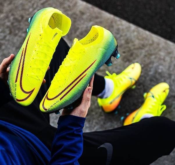 Giày đá bóng của Mbappe Nike Mercurial Dream Speed MDS 002 với phối màu xanh chuối và vàng năng động