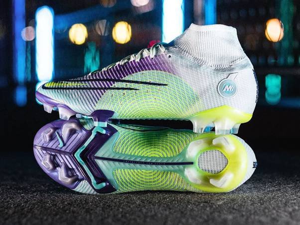 Giày đá bóng của Mbappe Nike Mercurial Dream Speed MDS 005, với phối màu xanh lá và tím tạo cảm giác tốc độ vượt trội