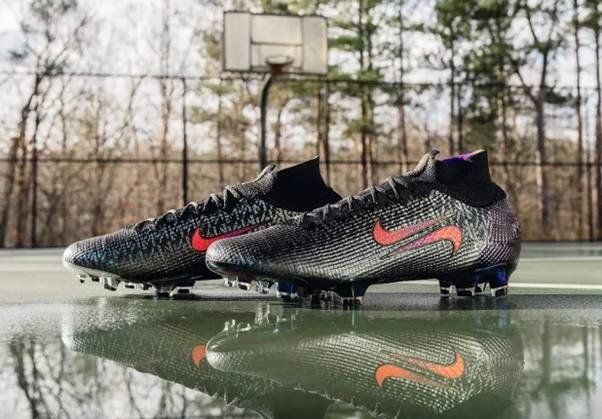 Giày đá bóng của Mbappe phiên bản hợp tác Nike Mercurial X Lebron James Chosen 2 Superfly, mang phong cách galaxy