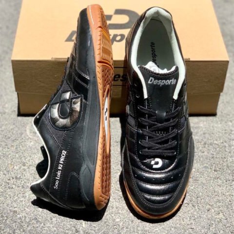 Giày đá bóng đế IC với lớp đệm êm ái