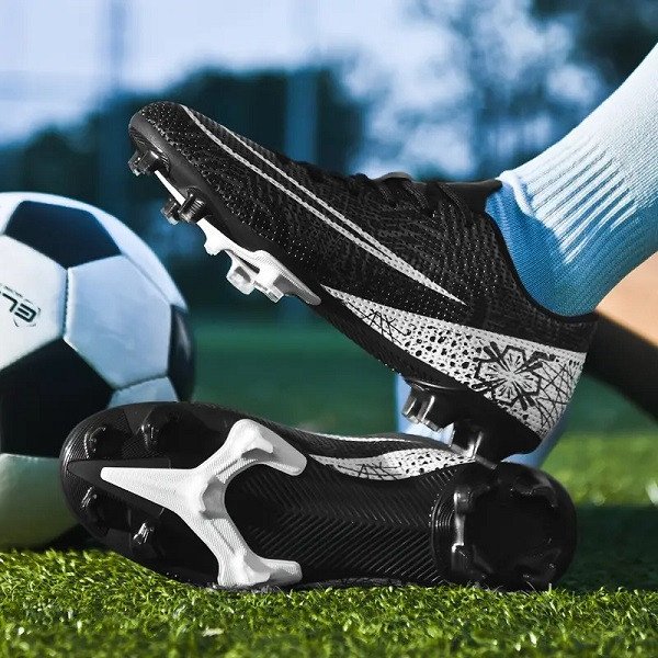 Giày đá bóng đinh FG cổ thấp màu sắc nổi bật, mang lại sự linh hoạt