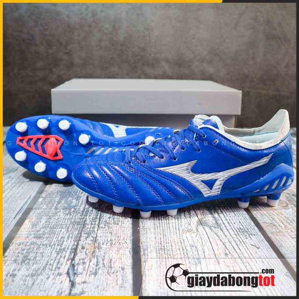 Giày đá bóng đinh FG giá rẻ Mizuno Neo 3 xanh dương vạch trắng, nổi tiếng với sự bền bỉ và thoải mái.
