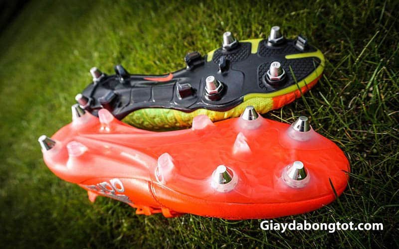 Giày đá bóng đinh sắt SG-Pro giúp chống trơn trượt hiệu quả trên sân cỏ tự nhiên ẩm ướt