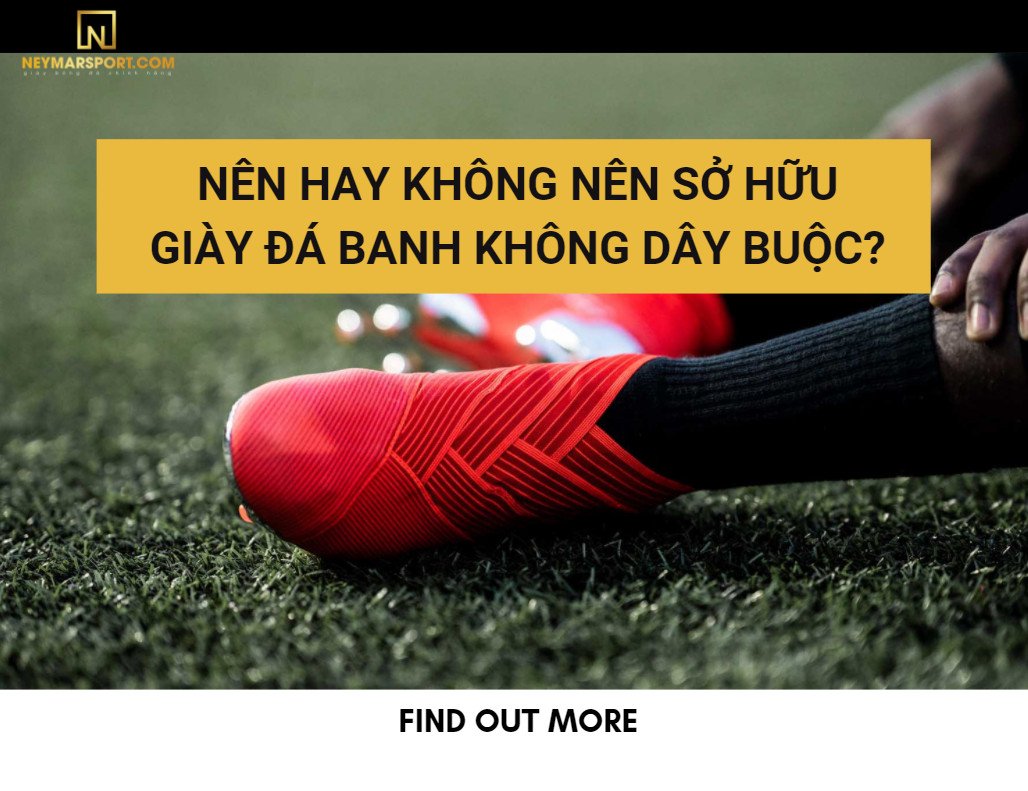 Giày đá bóng không dây Adidas trên sân cỏ, thể hiện sự thoải mái và linh hoạt