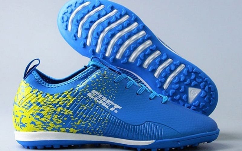 Giày đá bóng Mira với công nghệ hiện đại