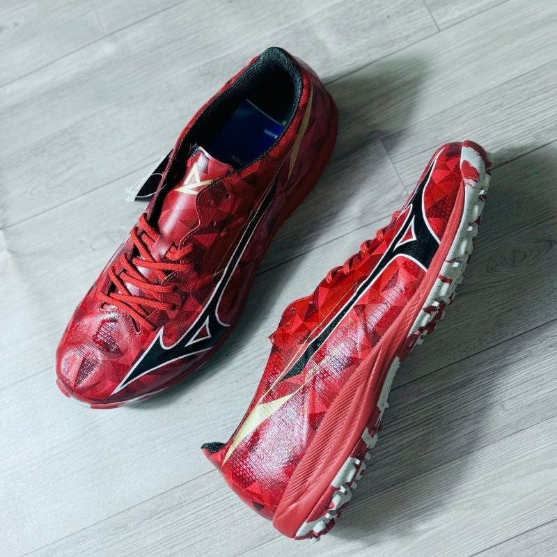 Giày đá bóng Mizuno Alpha 2 Elite màu đỏ, được thiết kế tối ưu cho chân bè với form rộng và công nghệ đệm hiện đại