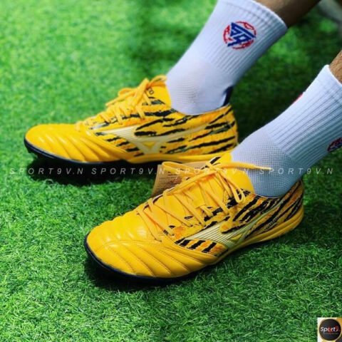 Giày đá bóng Mizuno Morelia Neo 3 Pro AS màu trắng đen trên sân cỏ nhân tạo