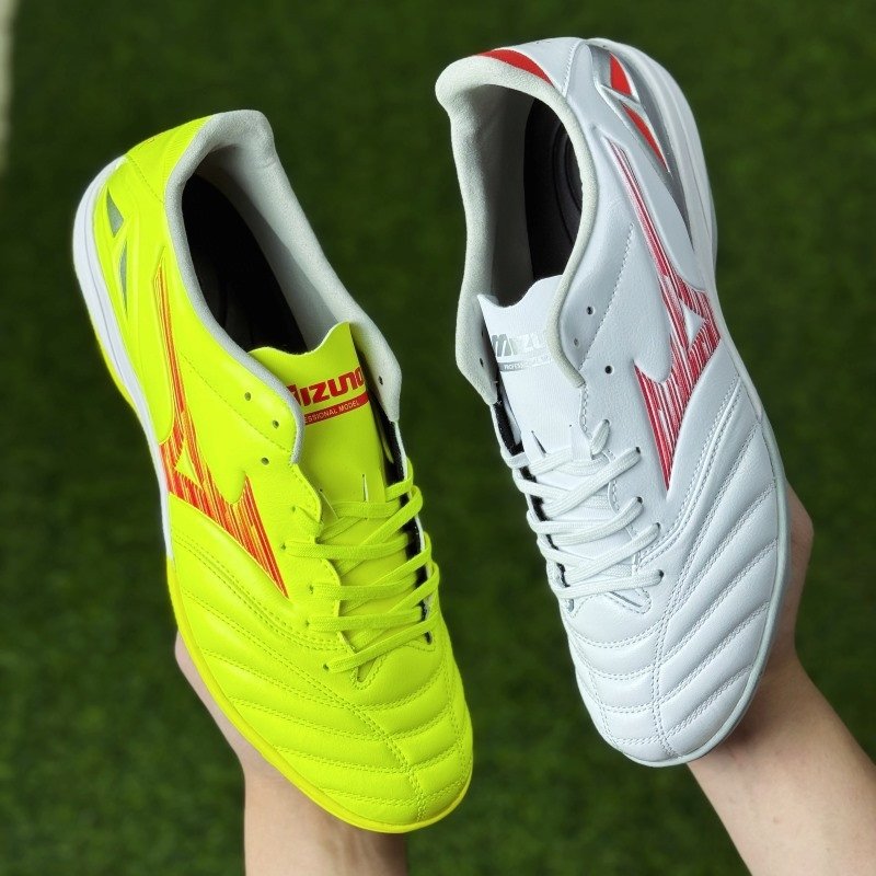 Giày đá bóng Mizuno Morelia Neo 4 Pro AS với hai phối màu trắng hồng và vàng xanh