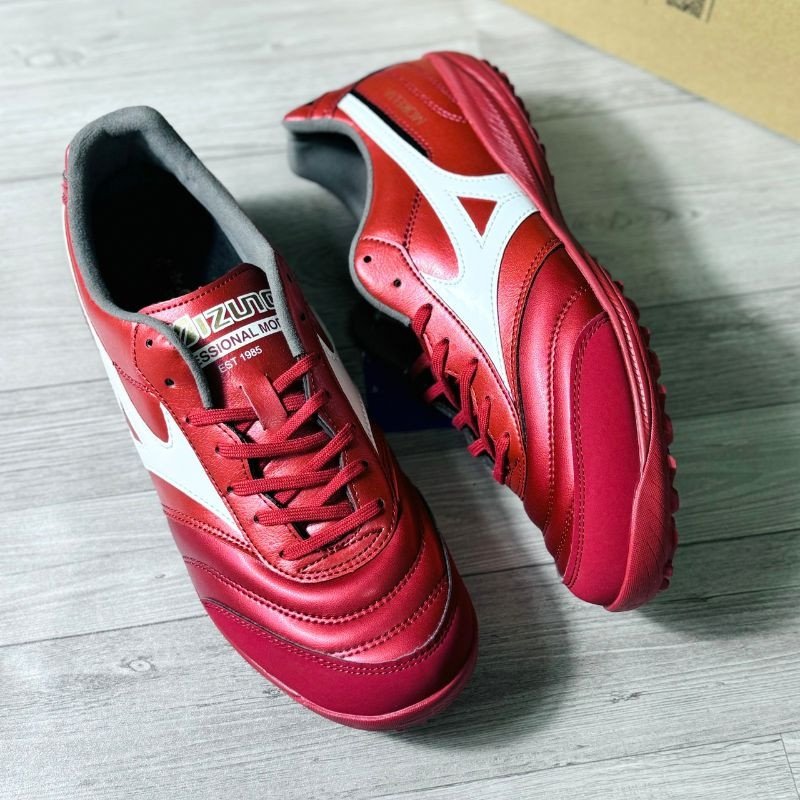 Giày đá bóng Mizuno Morelia Sala Pro phiên bản Ruby Pack, nổi bật với upper da tổng hợp nhẹ và bộ đệm Energy êm ái, lý tưởng cho chân bè