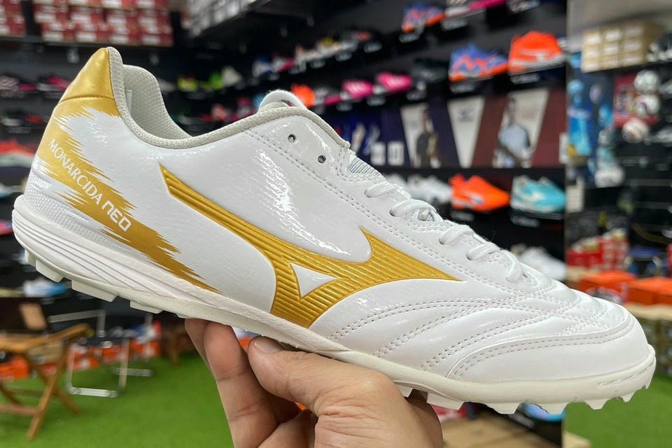 Giày đá bóng Monarcida Neo Sala Select với đế đinh dăm bám sân tốt