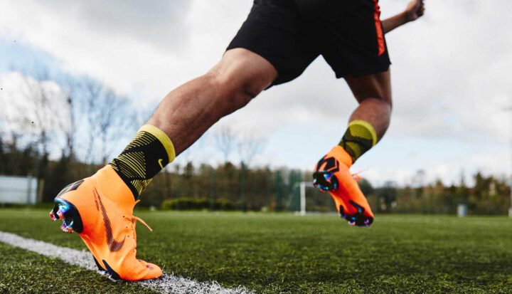 Giày đá bóng Nike Mercurial ôm chân cho cầu thủ tốc độ