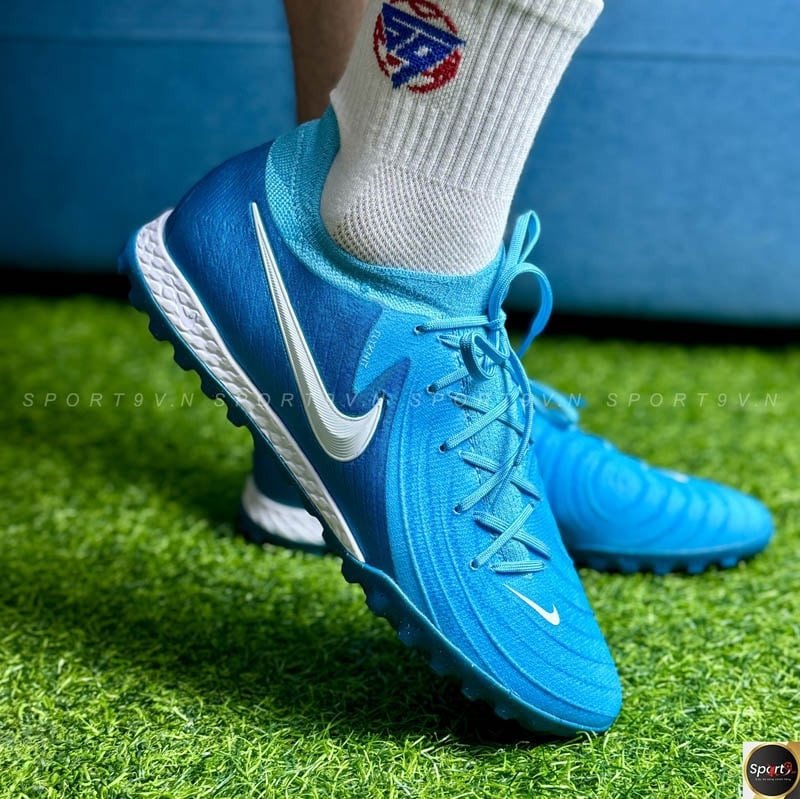 Giày đá bóng Nike Phantom GX 2 Pro TF màu xanh dương, phù hợp cho nhiều dáng chân, đặc biệt là chân bè.