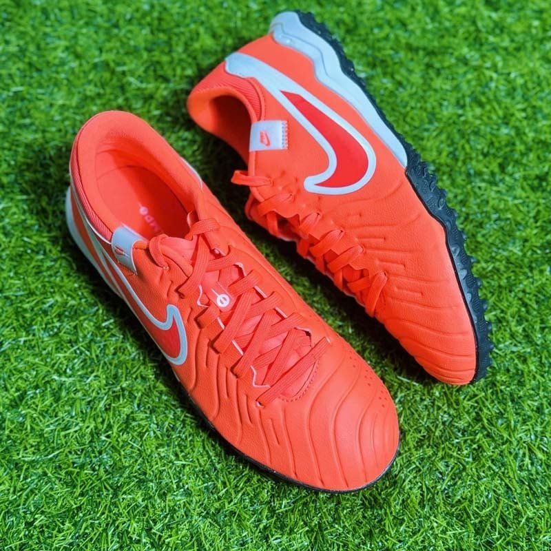 Giày đá bóng Nike Tiempo 10 Academy TF màu đỏ trên nền sân cỏ nhân tạo
