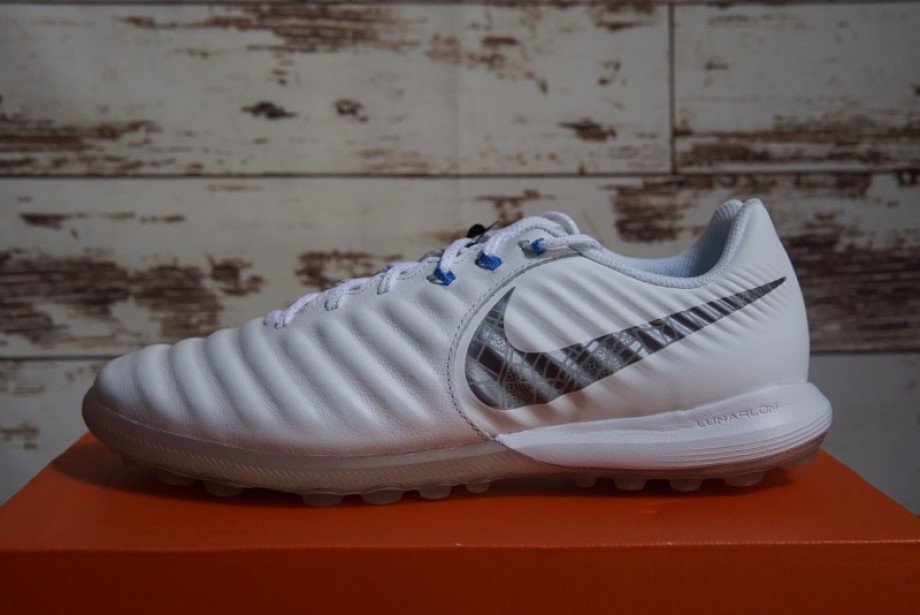 Giày đá bóng Nike Tiempo Legend 7 Pro IC màu đỏ và trắng, mang phong cách cổ điển với mũi giày được gia cố.