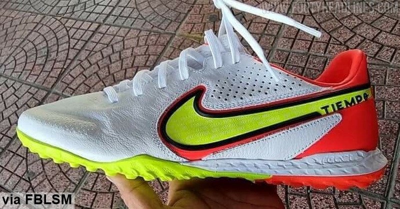 Giày đá bóng Nike Tiempo Legend 9 trên sân cỏ nhân tạo