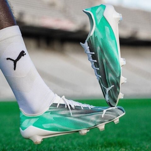 Giày đá bóng Puma Ultra SL 21 với thiết kế lấy cảm hứng từ cực quang