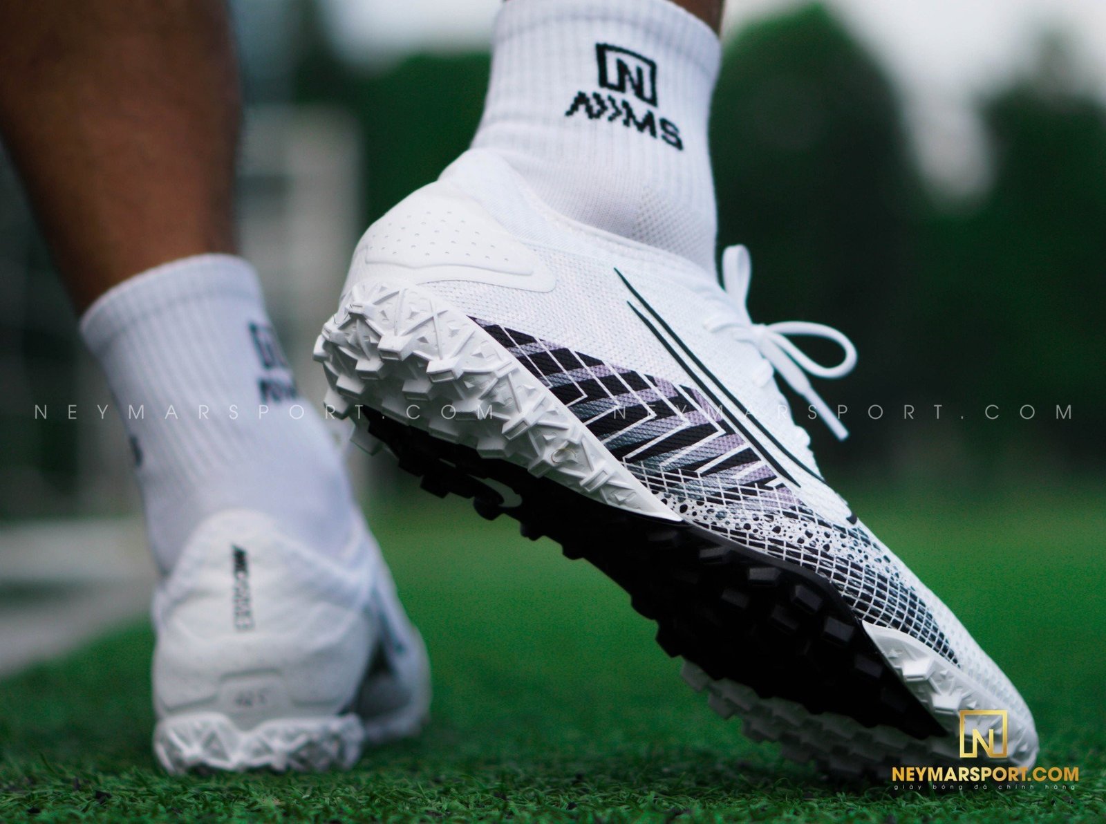 Giày đá bóng siêu nhẹ Nike Mercurial Vapor 13 trên sân cỏ nhân tạo