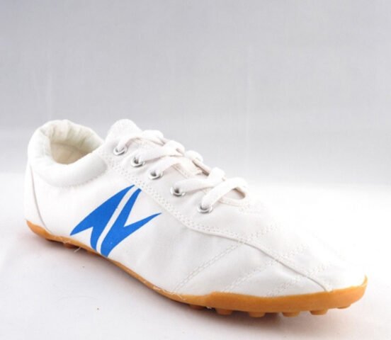 Giày đá bóng Thăng Long với đế cao su chắc chắn, vải bền bỉ