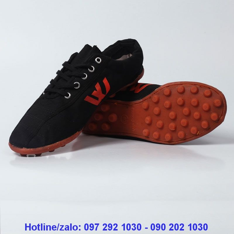 Giày đá bóng Thượng Đình BD05d màu đen bền bỉ trên sân cỏ