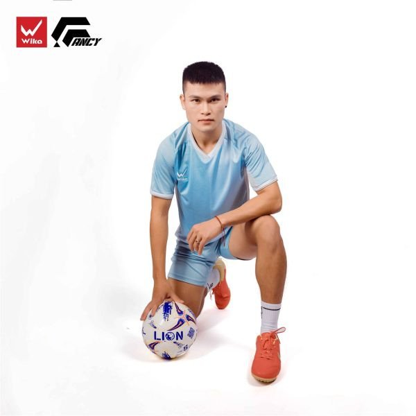 Giày đá bóng Wika Fancy màu đỏ nổi bật trên nền sân cỏ