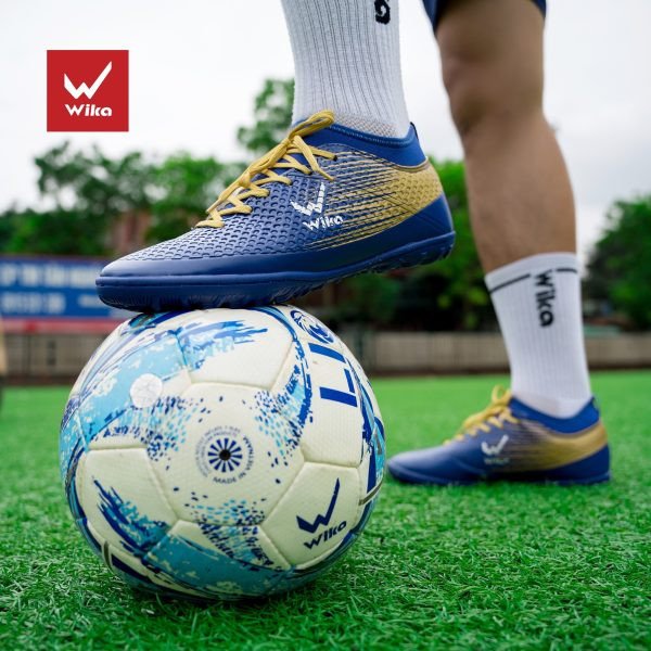 Giày đá bóng Wika Flash màu xanh navy, một lựa chọn đinh dăm phổ biến cho sân nhân tạo
