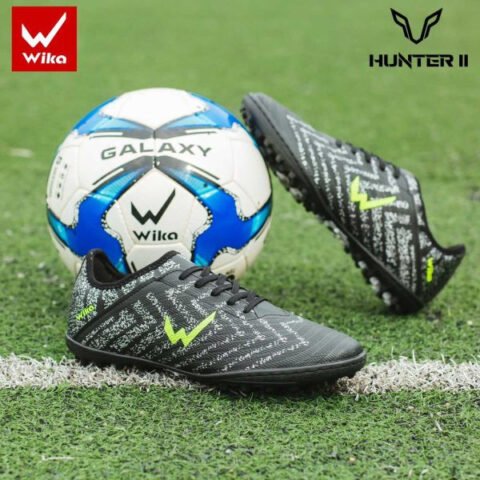 Giày đá bóng Wika Hunter II màu đen bền bỉ trên sân cỏ