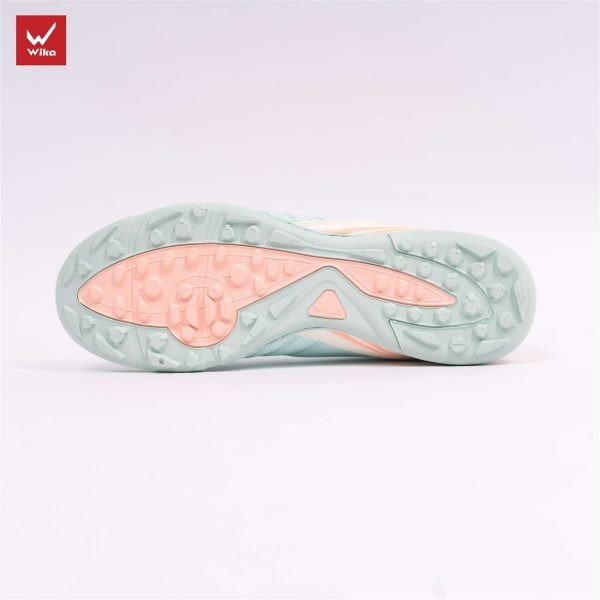 Giày đá bóng Wika QH19NEO Quang Hải màu xanh mint trên sân cỏ nhân tạo
