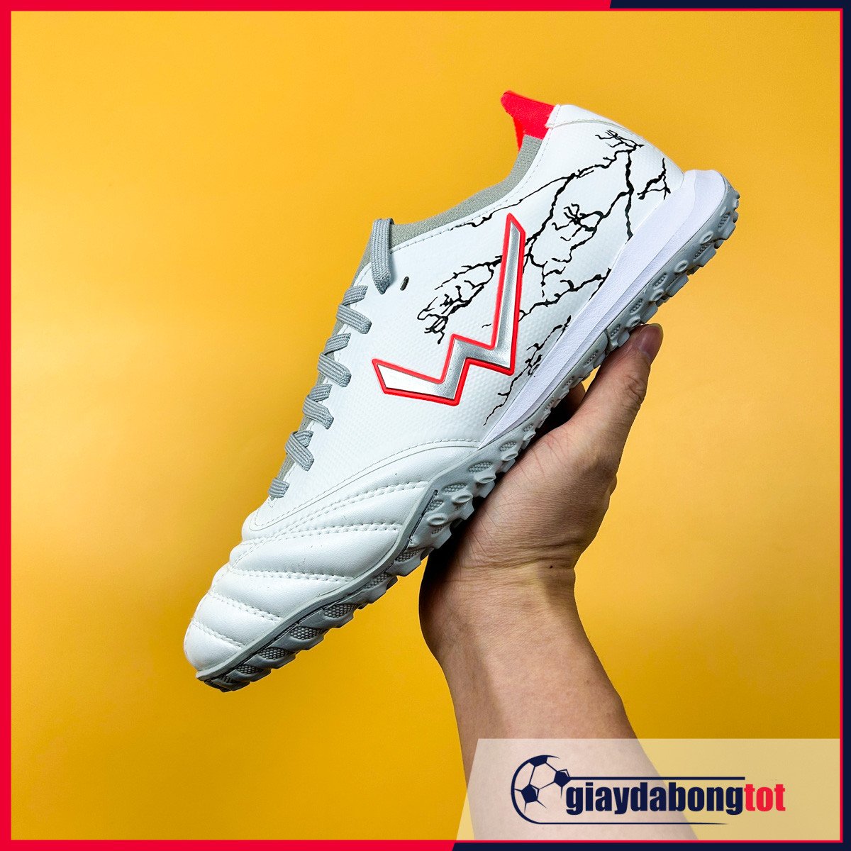Giày đá bóng Wika Thunder TF màu xanh dương, thương hiệu Việt uy tín mang đến chất lượng tốt với mức giá phải chăng dưới 500k