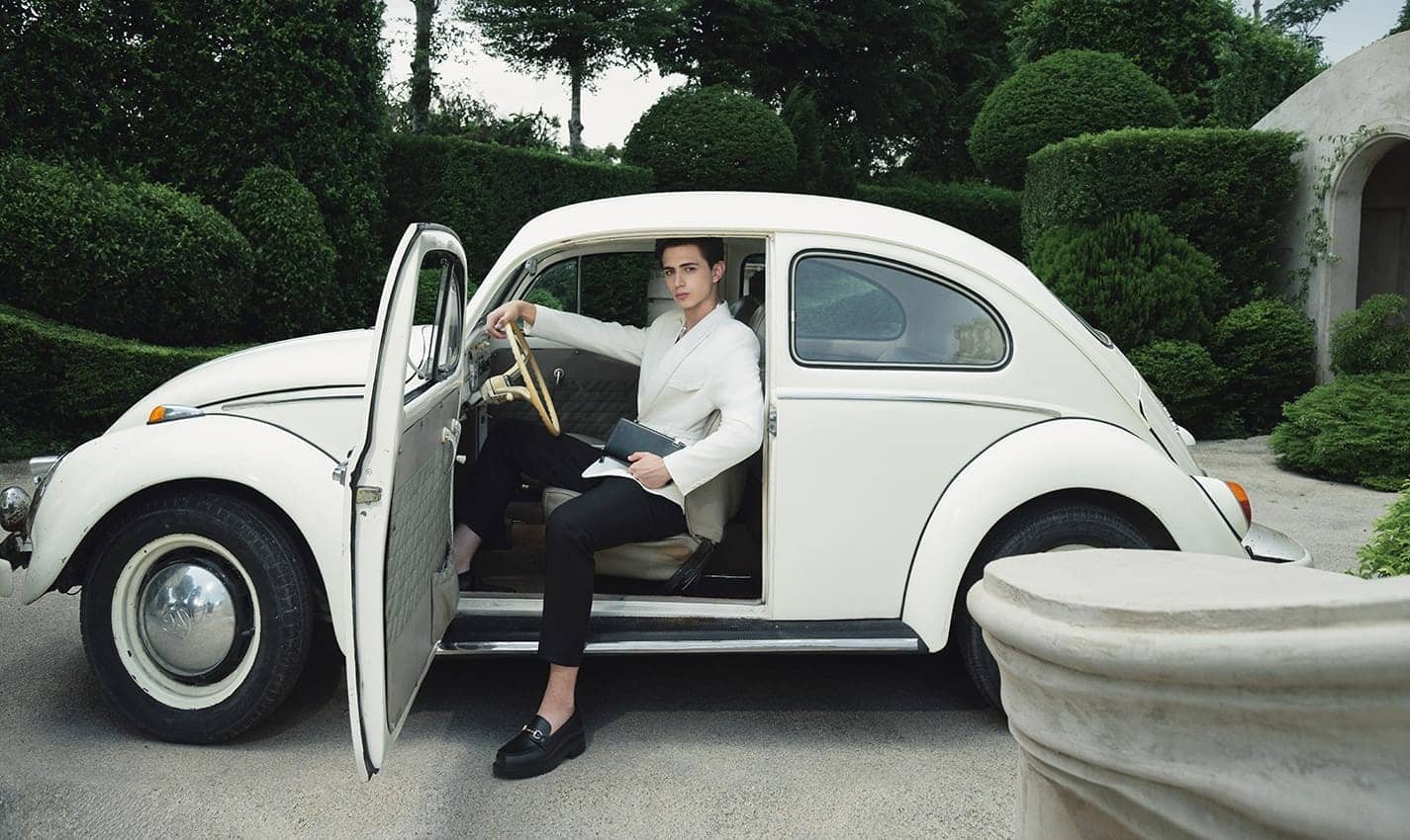 Giày da lười nam đẹp màu đen phối cùng vest và phụ kiện kim loại