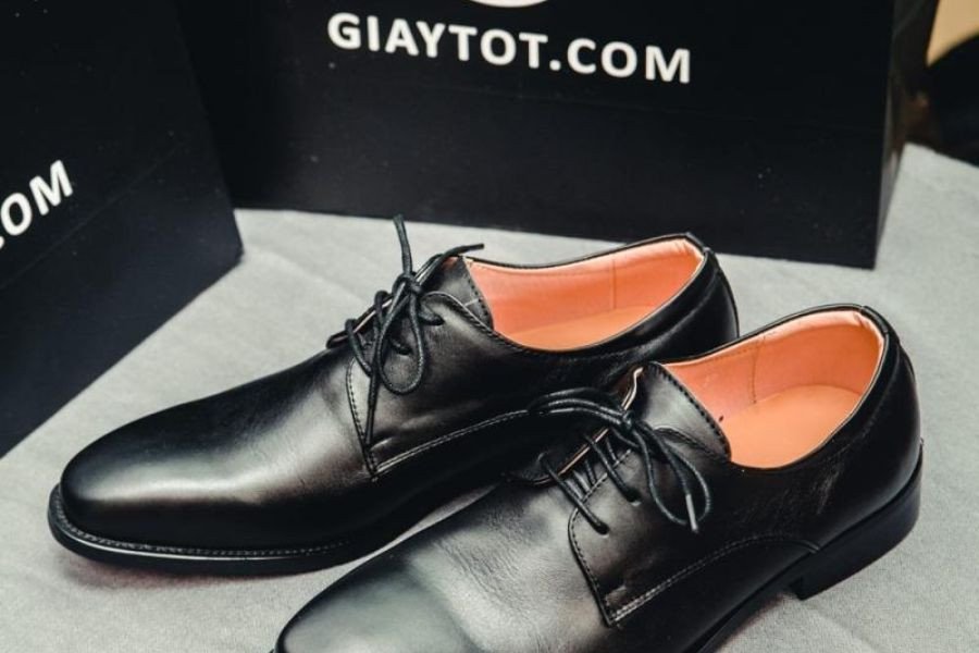 Giày da nam Bình Dương với chất liệu và đường may tỉ mỉ