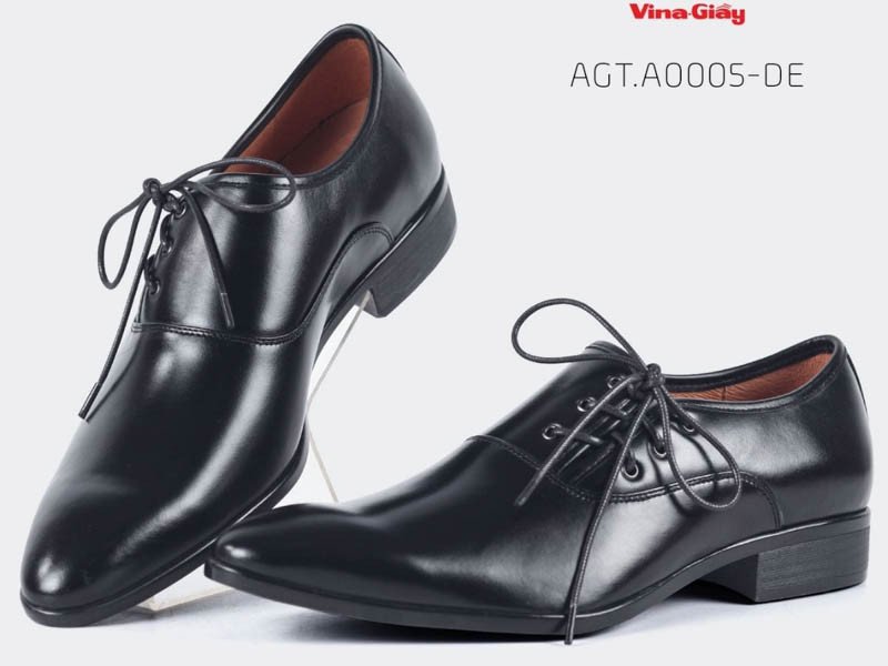 Giày da nam Vina Giày với thiết kế cổ điển, được chăm chút tỉ mỉ