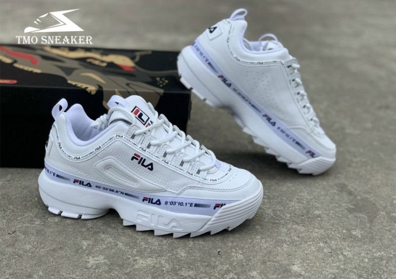 Giày Fila chunky màu trắng, nổi bật với khả năng ăn gian chiều cao, là giày sneaker hot 2025 cá tính.