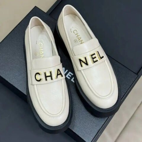 Giày lười Chanel nữ da Calfskin trắng tinh tế, biểu tượng của sự thanh lịch và sang trọng.