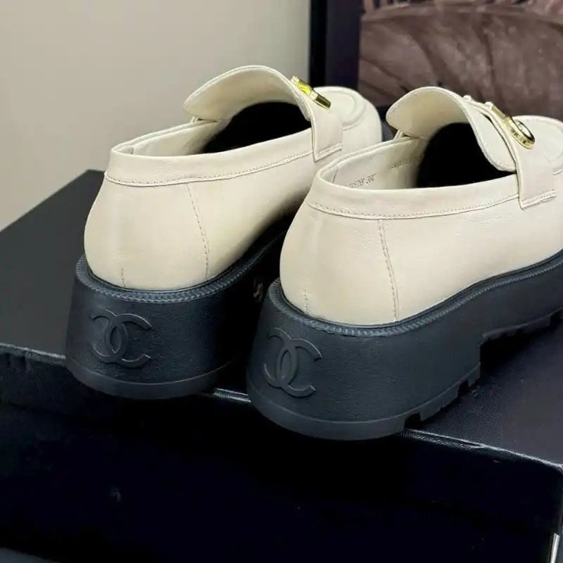 Giày lười Chanel nữ với thiết kế đế cao giúp tăng chiều cao, mang lại vẻ ngoài tự tin cho phái đẹp.