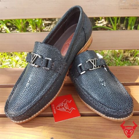 Giày lười da cá đuối đen sang trọng với vân da độc đáo