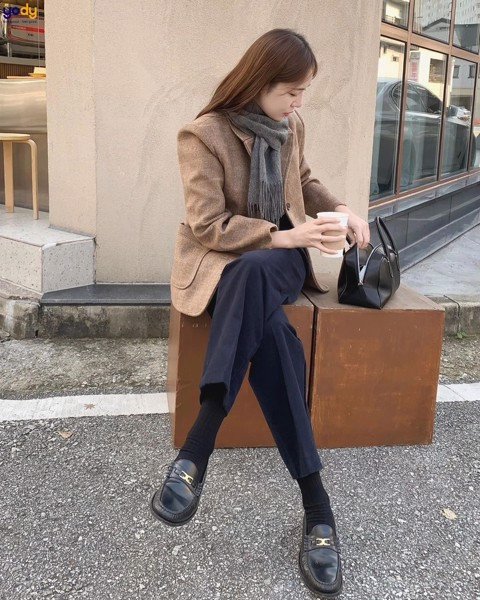 Giày lười đen đơn giản nhưng sang trọng khi mặc vest