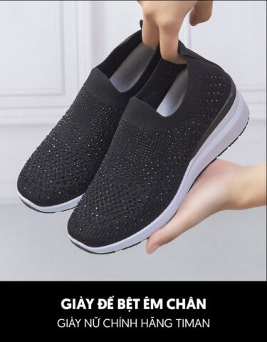 Giày lười nữ form dáng thoải mái, là nền tảng lý tưởng để biến tấu với chi tiết đính đá tinh xảo.