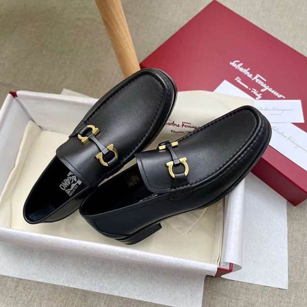Giày lười Salvatore Ferragamo da taiga khóa vàng